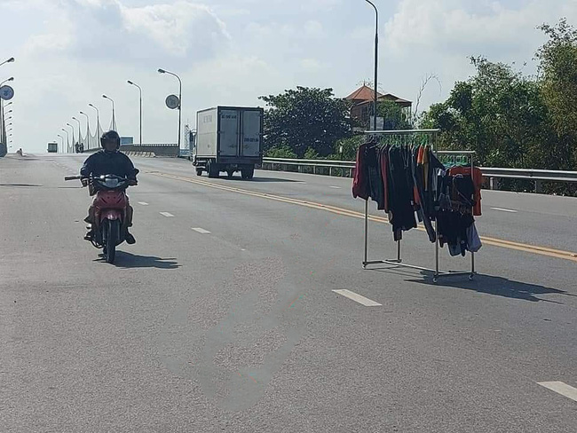Nhìn thấy giá phơi đồ án ngữ giữa đường, nhiều người tự hỏi chủ là ai mà liều lĩnh thế, ngờ đâu sự thật lại 'mông lung như một trò đùa' Nhìn thấy giá phơi đồ án ngữ giữa đường, nhiều người tự hỏi chủ là ai mà liều lĩnh thế, ngờ đâu sự thật lại 'mông lung như một trò đùa'