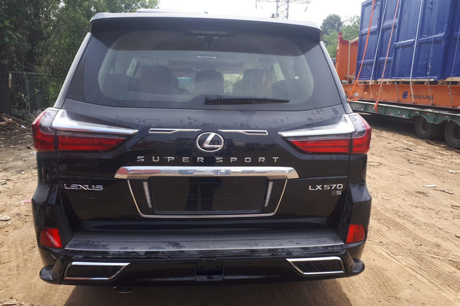 Lexus LX 570 Super Sport 2021 đầu tiên về Việt Nam: Giá hơn 9 tỷ, nâng cấp 'ăn chắc mặc bền' nhưng vẫn là hàng 'hot' cho đại gia Việt - 2 Lexus LX 570 Super Sport 2021 đầu tiên về Việt Nam: Giá hơn 9 tỷ, nâng cấp 'ăn chắc mặc bền' nhưng vẫn là hàng 'hot' cho đại gia Việt - 2