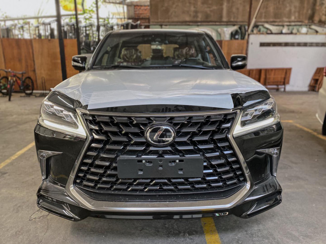 Lexus LX 570 Super Sport 2021 đầu tiên về Việt Nam: Giá hơn 9 tỷ, nâng cấp 'ăn chắc mặc bền' nhưng vẫn là hàng 'hot' cho đại gia Việt - 4 Lexus LX 570 Super Sport 2021 đầu tiên về Việt Nam: Giá hơn 9 tỷ, nâng cấp 'ăn chắc mặc bền' nhưng vẫn là hàng 'hot' cho đại gia Việt - 4