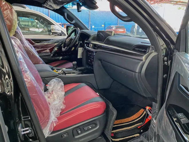 Lexus LX 570 Super Sport 2021 đầu tiên về Việt Nam: Giá hơn 9 tỷ, nâng cấp 'ăn chắc mặc bền' nhưng vẫn là hàng 'hot' cho đại gia Việt - 8 Lexus LX 570 Super Sport 2021 đầu tiên về Việt Nam: Giá hơn 9 tỷ, nâng cấp 'ăn chắc mặc bền' nhưng vẫn là hàng 'hot' cho đại gia Việt - 8
