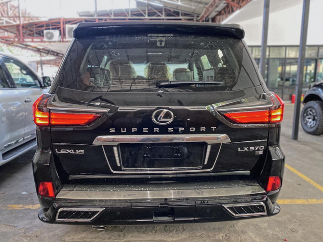 Lexus LX 570 Super Sport 2021 đầu tiên về Việt Nam: Giá hơn 9 tỷ, nâng cấp 'ăn chắc mặc bền' nhưng vẫn là hàng 'hot' cho đại gia Việt - 5 Lexus LX 570 Super Sport 2021 đầu tiên về Việt Nam: Giá hơn 9 tỷ, nâng cấp 'ăn chắc mặc bền' nhưng vẫn là hàng 'hot' cho đại gia Việt - 5