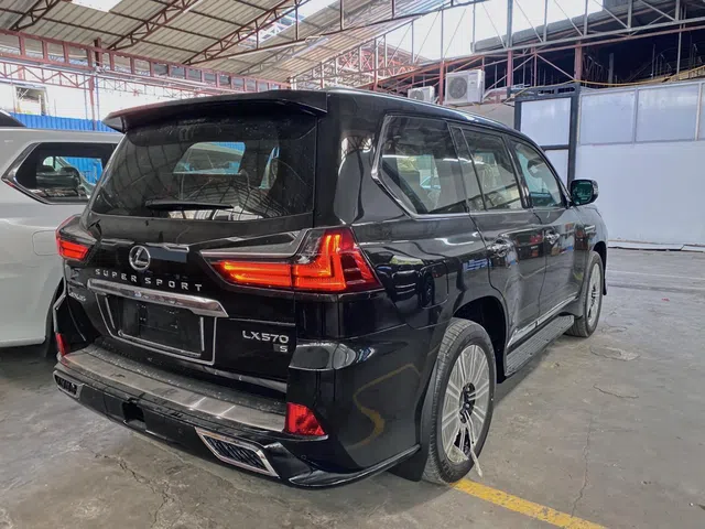 Lexus LX 570 Super Sport 2021 đầu tiên về Việt Nam: Giá hơn 9 tỷ, nâng cấp 'ăn chắc mặc bền' nhưng vẫn là hàng 'hot' cho đại gia Việt - 6 Lexus LX 570 Super Sport 2021 đầu tiên về Việt Nam: Giá hơn 9 tỷ, nâng cấp 'ăn chắc mặc bền' nhưng vẫn là hàng 'hot' cho đại gia Việt - 6