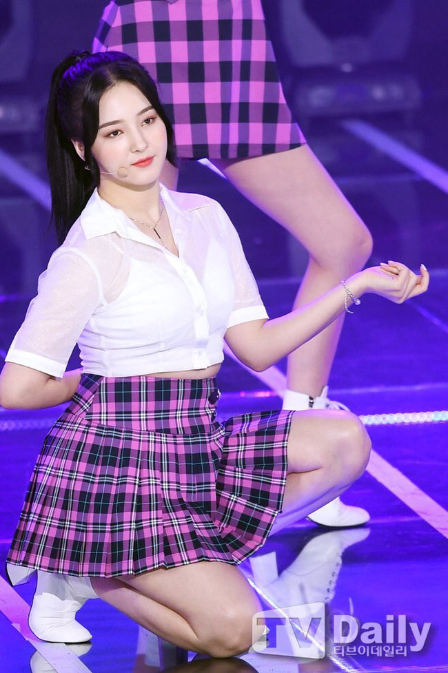 Nancy (MOMOLAND) thường xuyên 'lộ hàng' trên sân khấu, phá nát hình ảnh 'thiên thần lai' khiến khán giả la ó - 4 Nancy (MOMOLAND) thường xuyên 'lộ hàng' trên sân khấu, phá nát hình ảnh 'thiên thần lai' khiến khán giả la ó - 4