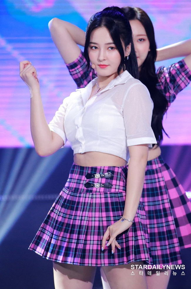 Nancy (MOMOLAND) thường xuyên 'lộ hàng' trên sân khấu, phá nát hình ảnh 'thiên thần lai' khiến khán giả la ó - 3 Nancy (MOMOLAND) thường xuyên 'lộ hàng' trên sân khấu, phá nát hình ảnh 'thiên thần lai' khiến khán giả la ó - 3