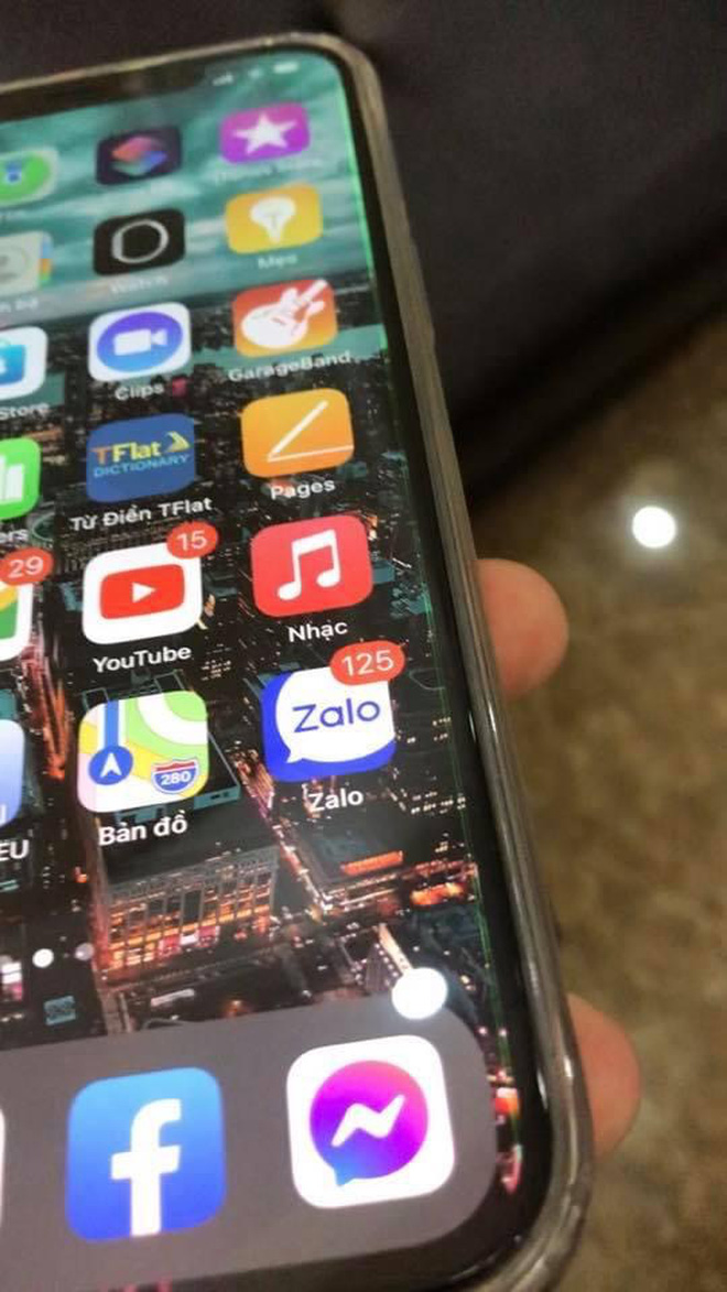 Xôn xao thông tin iPhone 12 Pro Max chính hãng vừa 'bóc tem' đã gặp ngay lỗi sọc màn hình - 2 Xôn xao thông tin iPhone 12 Pro Max chính hãng vừa 'bóc tem' đã gặp ngay lỗi sọc màn hình - 2
