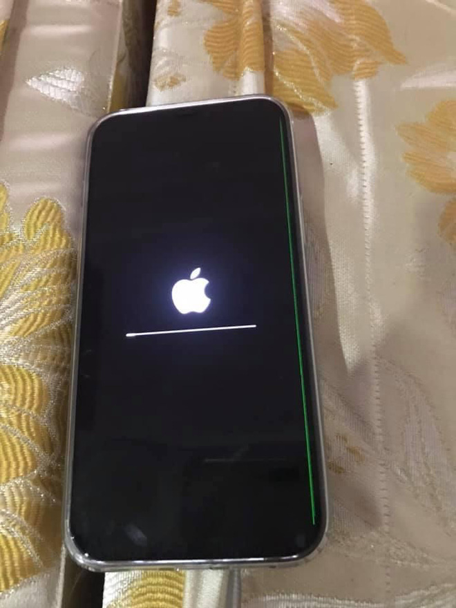Xôn xao thông tin iPhone 12 Pro Max chính hãng vừa 'bóc tem' đã gặp ngay lỗi sọc màn hình - 4 Xôn xao thông tin iPhone 12 Pro Max chính hãng vừa 'bóc tem' đã gặp ngay lỗi sọc màn hình - 4