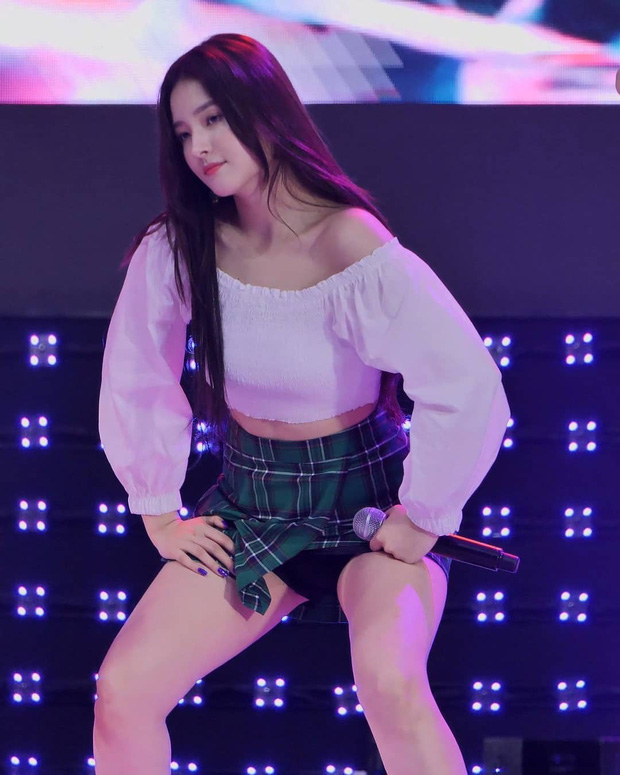 Nancy (MOMOLAND) thường xuyên 'lộ hàng' trên sân khấu, phá nát hình ảnh 'thiên thần lai' khiến khán giả la ó - 7 Nancy (MOMOLAND) thường xuyên 'lộ hàng' trên sân khấu, phá nát hình ảnh 'thiên thần lai' khiến khán giả la ó - 7
