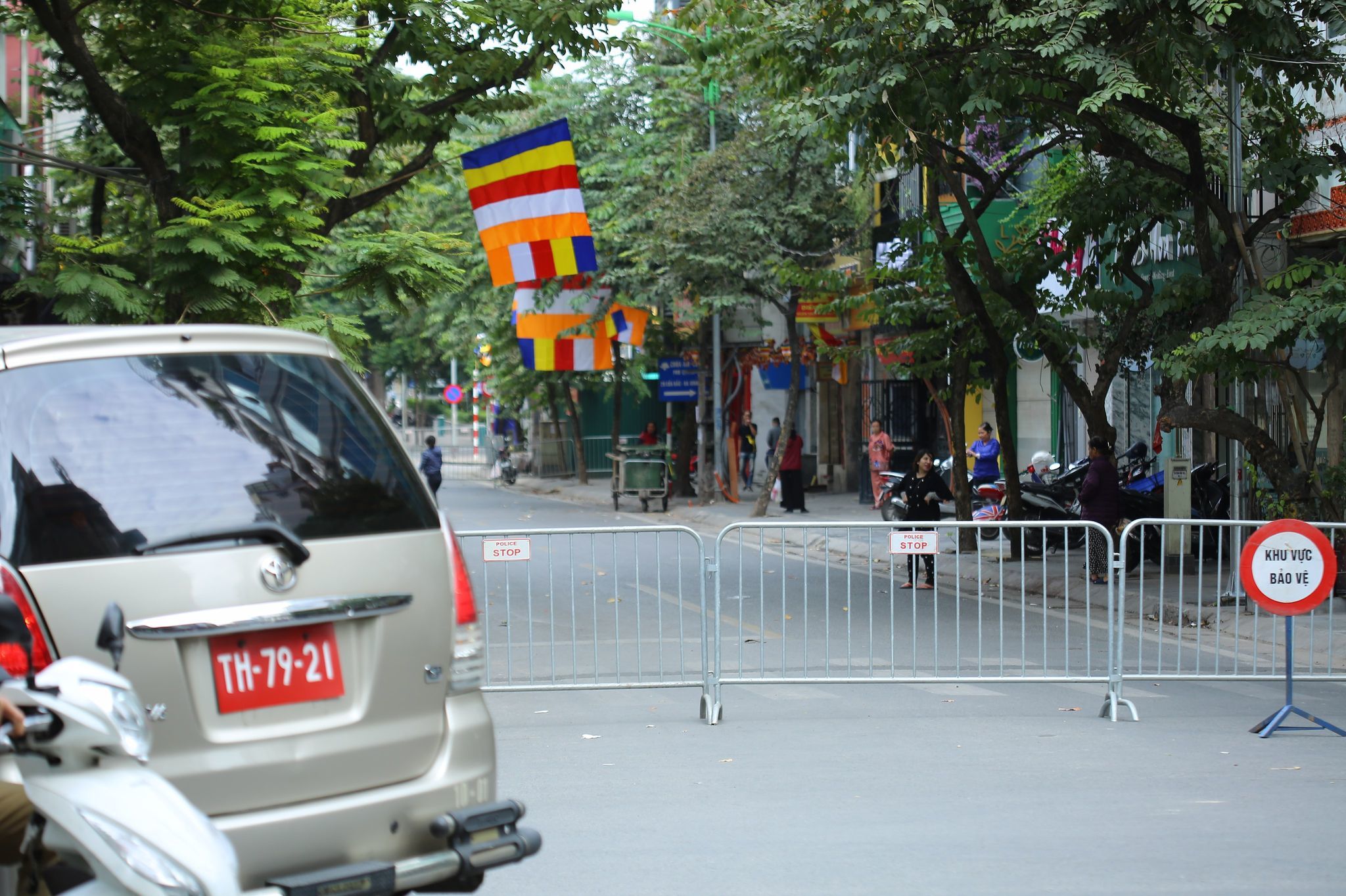 Rào chắn xung quanh khu vực phát hiện quả bom lớn ở Hà Nội - 1 Rào chắn xung quanh khu vực phát hiện quả bom lớn ở Hà Nội - 1