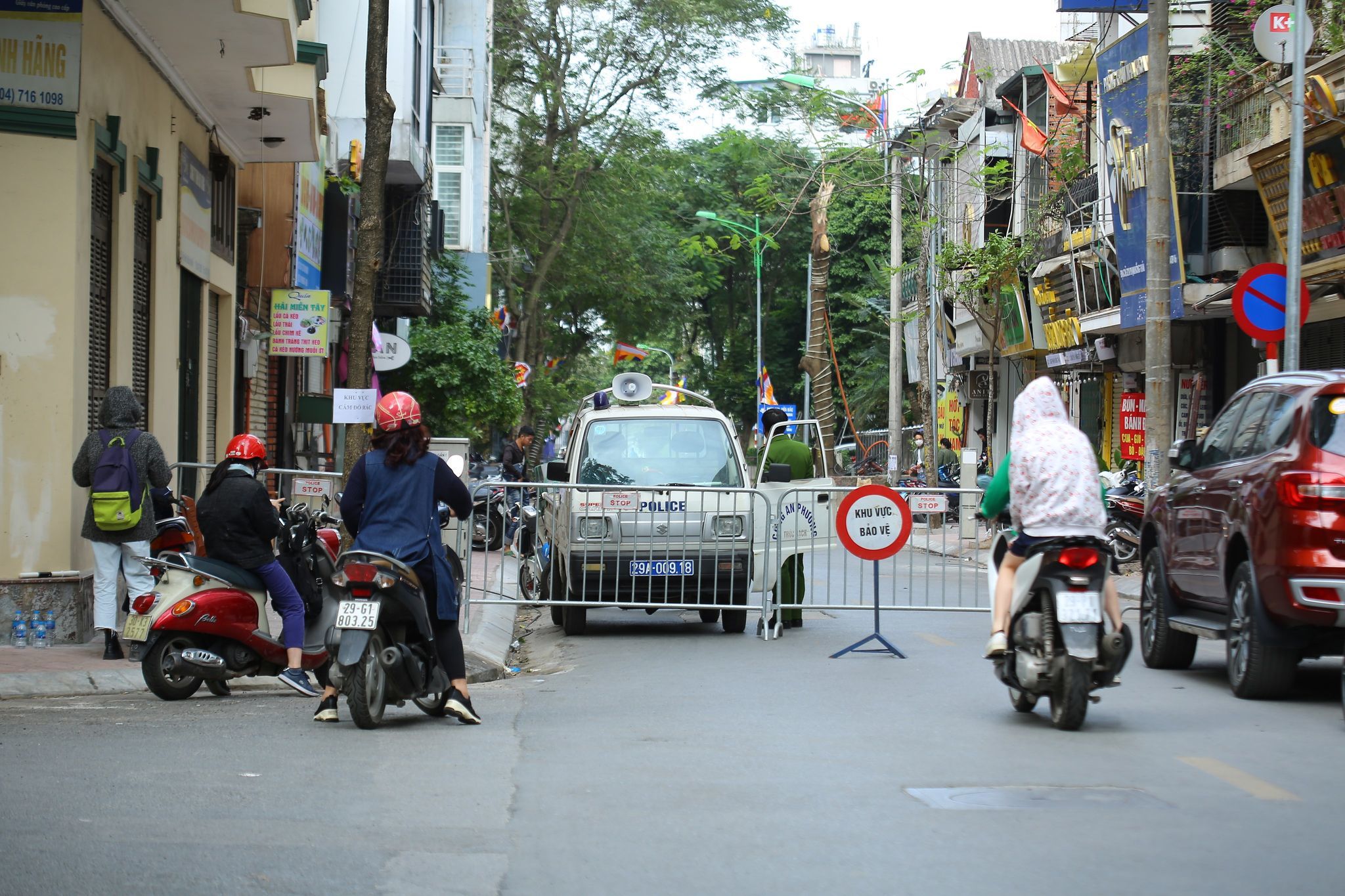 Rào chắn xung quanh khu vực phát hiện quả bom lớn ở Hà Nội - 3 Rào chắn xung quanh khu vực phát hiện quả bom lớn ở Hà Nội - 3