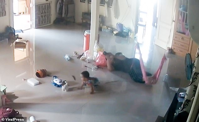 Nằm xem điện thoại để con trai 1 tuổi bò trên sàn nhà, bà mẹ cứu con thoát khỏi 'Tử thần' trong tích tắc, cảnh hiện trường khiến ai cũng 'rụng tim' - 1 Nằm xem điện thoại để con trai 1 tuổi bò trên sàn nhà, bà mẹ cứu con thoát khỏi 'Tử thần' trong tích tắc, cảnh hiện trường khiến ai cũng 'rụng tim' - 1