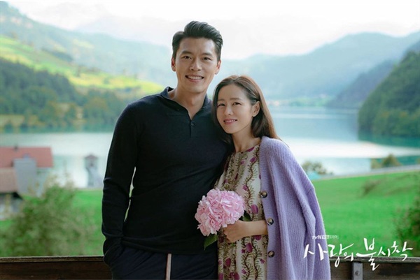 NSX 'Hạ cánh nơi anh' tung ảnh Hyun Bin - Son Ye Jin chưa từng được hé lộ để bán, nhưng lại khiến fan khó chịu vì điều này - 1 NSX 'Hạ cánh nơi anh' tung ảnh Hyun Bin - Son Ye Jin chưa từng được hé lộ để bán, nhưng lại khiến fan khó chịu vì điều này - 1