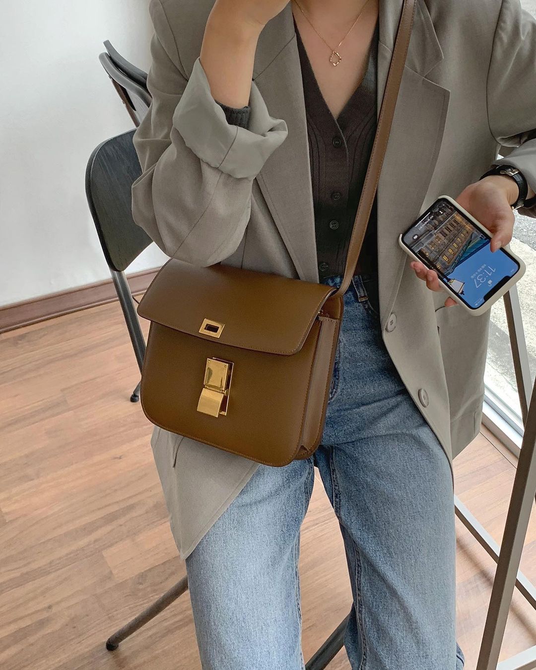 5 mẫu áo quá hợp để diện cùng blazer, bạn cần biết hết để không bao giờ thất bại trong chuyện mặc đẹp - 7 5 mẫu áo quá hợp để diện cùng blazer, bạn cần biết hết để không bao giờ thất bại trong chuyện mặc đẹp - 7