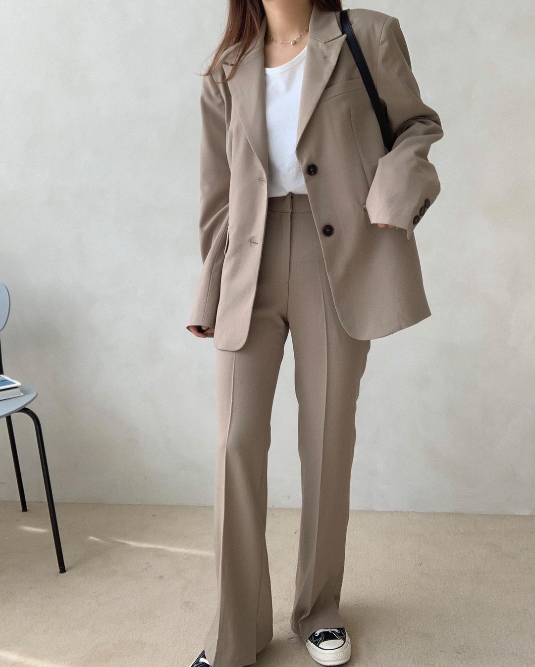 5 mẫu áo quá hợp để diện cùng blazer, bạn cần biết hết để không bao giờ thất bại trong chuyện mặc đẹp - 12 5 mẫu áo quá hợp để diện cùng blazer, bạn cần biết hết để không bao giờ thất bại trong chuyện mặc đẹp - 12