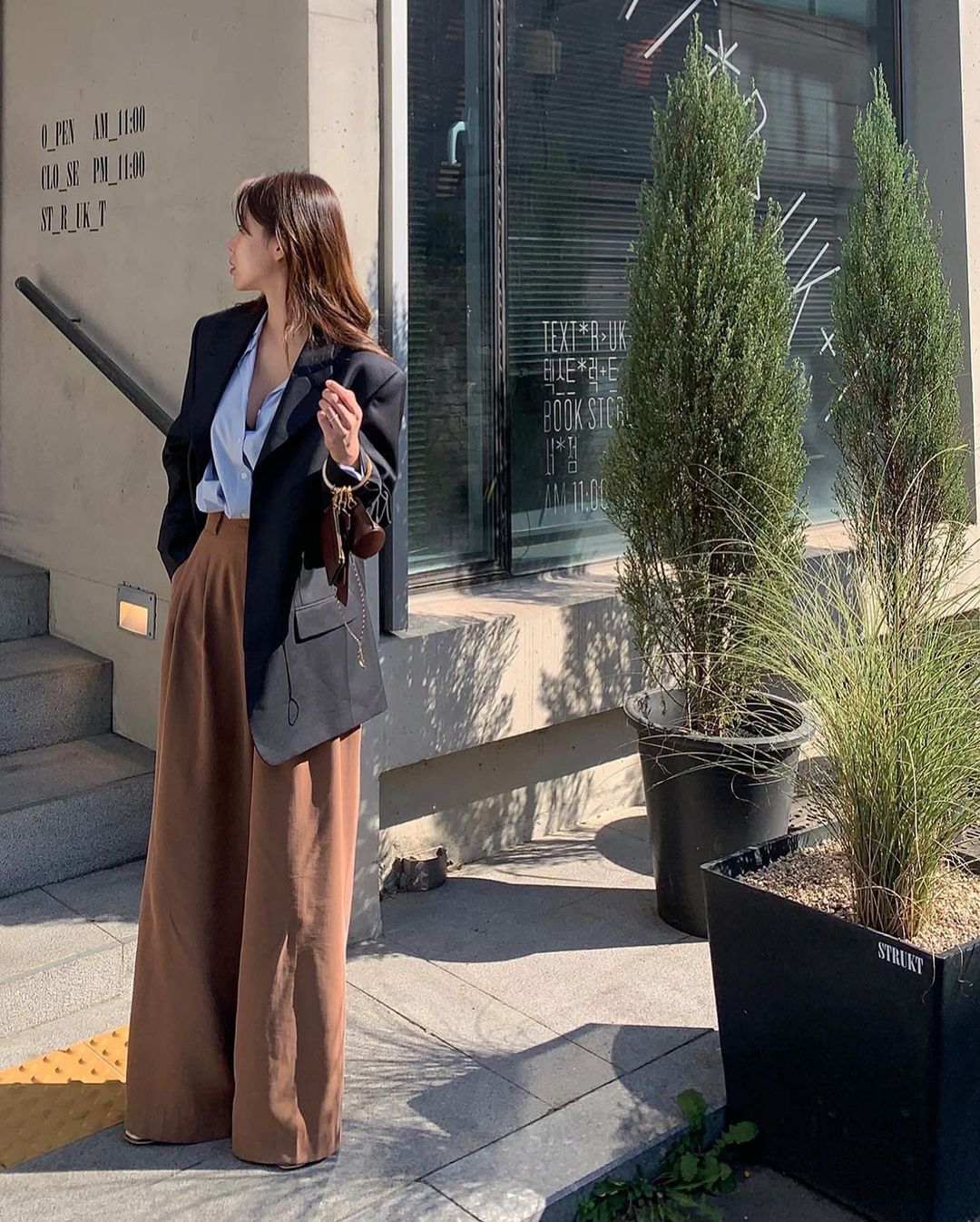 5 mẫu áo quá hợp để diện cùng blazer, bạn cần biết hết để không bao giờ thất bại trong chuyện mặc đẹp 5 mẫu áo quá hợp để diện cùng blazer, bạn cần biết hết để không bao giờ thất bại trong chuyện mặc đẹp