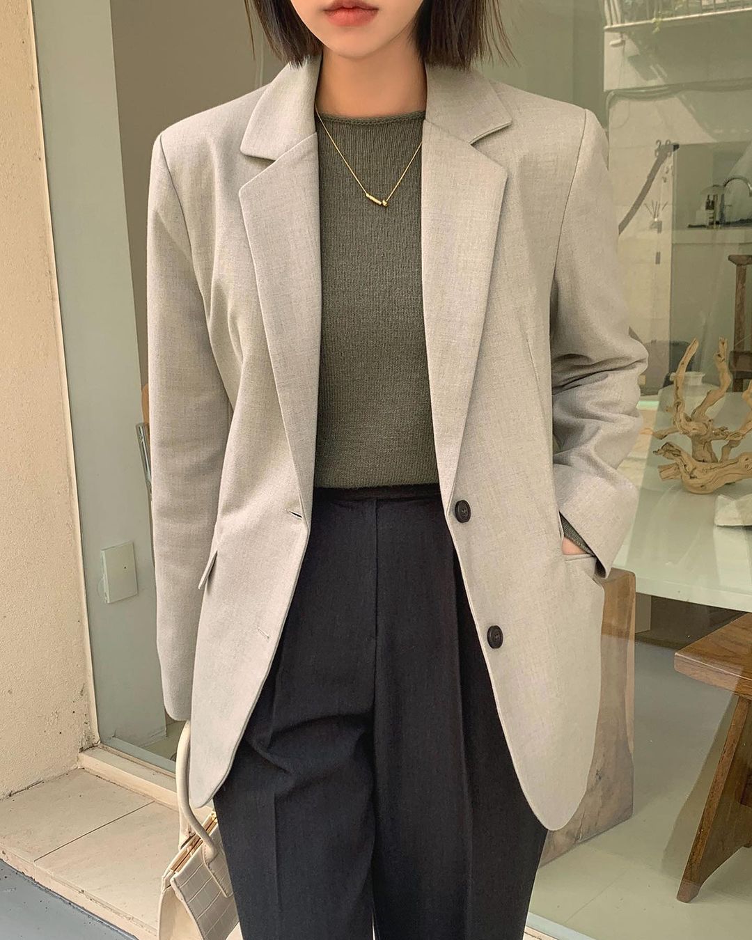 5 mẫu áo quá hợp để diện cùng blazer, bạn cần biết hết để không bao giờ thất bại trong chuyện mặc đẹp - 5 5 mẫu áo quá hợp để diện cùng blazer, bạn cần biết hết để không bao giờ thất bại trong chuyện mặc đẹp - 5
