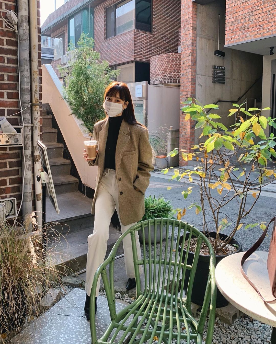 5 mẫu áo quá hợp để diện cùng blazer, bạn cần biết hết để không bao giờ thất bại trong chuyện mặc đẹp - 15 5 mẫu áo quá hợp để diện cùng blazer, bạn cần biết hết để không bao giờ thất bại trong chuyện mặc đẹp - 15