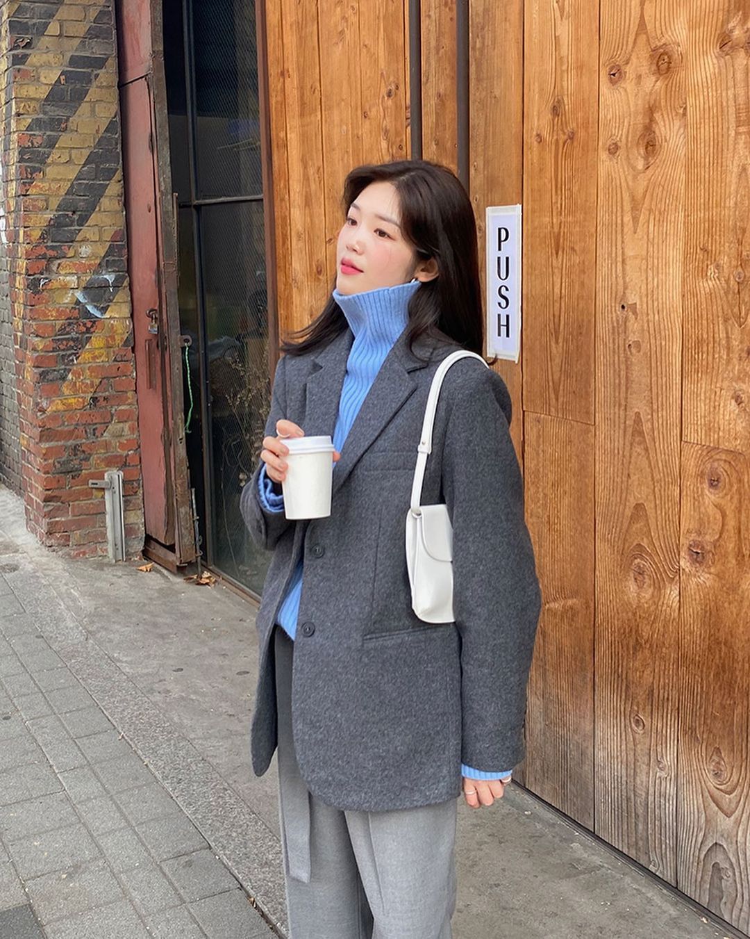 5 mẫu áo quá hợp để diện cùng blazer, bạn cần biết hết để không bao giờ thất bại trong chuyện mặc đẹp - 17 5 mẫu áo quá hợp để diện cùng blazer, bạn cần biết hết để không bao giờ thất bại trong chuyện mặc đẹp - 17