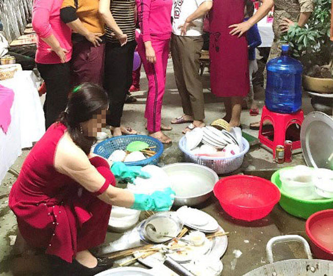 Đám cưới xong cô dâu xắn váy ngồi rửa bát, choáng nhất vẫn là dàn 'bà cô' chống nạnh yêu cầu 'rửa chưa sạch thì rửa lại' - 1 Đám cưới xong cô dâu xắn váy ngồi rửa bát, choáng nhất vẫn là dàn 'bà cô' chống nạnh yêu cầu 'rửa chưa sạch thì rửa lại' - 1