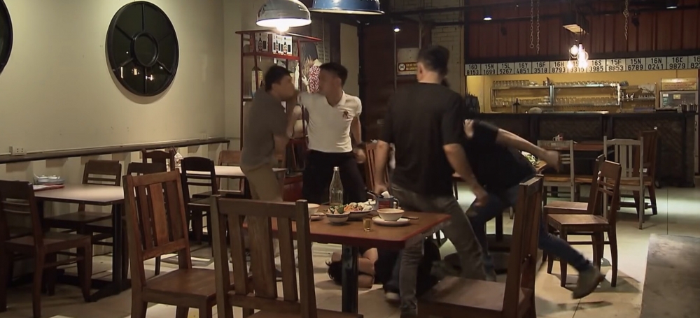 Lửa ấm tập 43: Thấy đồng nghiệp của con tử nạn, bà Mai quyết bắt Minh chuyển công tác - 6 Lửa ấm tập 43: Thấy đồng nghiệp của con tử nạn, bà Mai quyết bắt Minh chuyển công tác - 6