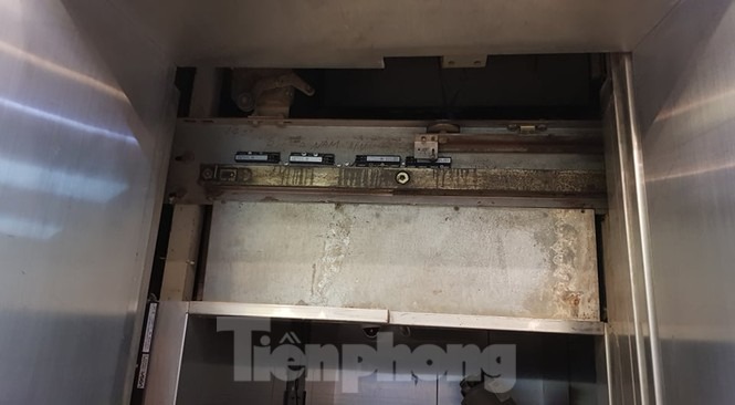 Hiện trường vụ rơi thang máy khiến nhiều người bị thương ở Hà Nội - 7 Hiện trường vụ rơi thang máy khiến nhiều người bị thương ở Hà Nội - 7