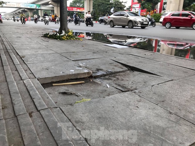 Hà Nội: Vỉa hè lát đá 'trăm tỷ' đường Nguyễn Trãi hư hỏng, vỡ vụn - 3 Hà Nội: Vỉa hè lát đá 'trăm tỷ' đường Nguyễn Trãi hư hỏng, vỡ vụn - 3