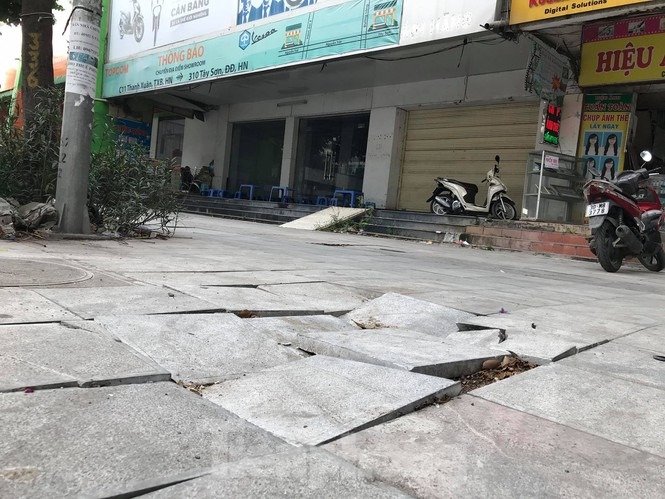 Hà Nội: Vỉa hè lát đá 'trăm tỷ' đường Nguyễn Trãi hư hỏng, vỡ vụn - 5 Hà Nội: Vỉa hè lát đá 'trăm tỷ' đường Nguyễn Trãi hư hỏng, vỡ vụn - 5