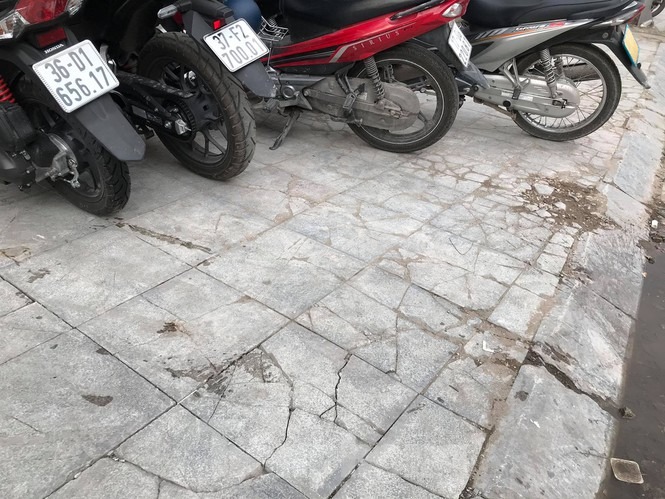 Hà Nội: Vỉa hè lát đá 'trăm tỷ' đường Nguyễn Trãi hư hỏng, vỡ vụn - 7 Hà Nội: Vỉa hè lát đá 'trăm tỷ' đường Nguyễn Trãi hư hỏng, vỡ vụn - 7