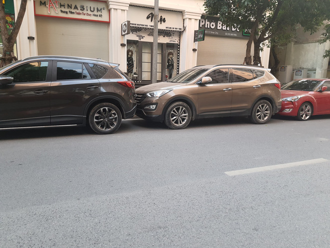 Dán giấy 'dằn mặt' lên ô tô chắn ngay trước cửa, tới khi chủ xe quay lại xin lỗi thì chủ shop còn 'méo mặt' hơn - 3 Dán giấy 'dằn mặt' lên ô tô chắn ngay trước cửa, tới khi chủ xe quay lại xin lỗi thì chủ shop còn 'méo mặt' hơn - 3