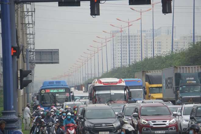 Ảnh: Kẹt xe từ sáng đến trưa ở phía Đông Sài Gòn, tài xế mở cửa xuống ngắm cảnh - 6 Ảnh: Kẹt xe từ sáng đến trưa ở phía Đông Sài Gòn, tài xế mở cửa xuống ngắm cảnh - 6