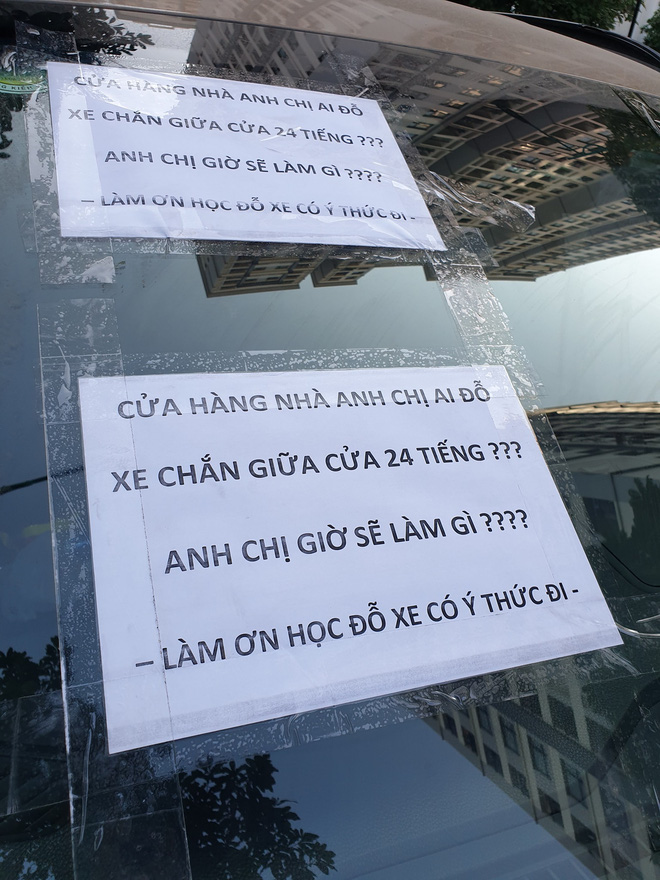 Dán giấy 'dằn mặt' lên ô tô chắn ngay trước cửa, tới khi chủ xe quay lại xin lỗi thì chủ shop còn 'méo mặt' hơn - 1 Dán giấy 'dằn mặt' lên ô tô chắn ngay trước cửa, tới khi chủ xe quay lại xin lỗi thì chủ shop còn 'méo mặt' hơn - 1
