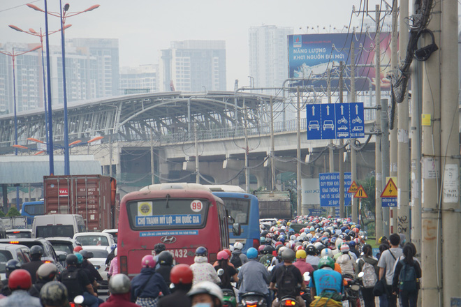 Ảnh: Kẹt xe từ sáng đến trưa ở phía Đông Sài Gòn, tài xế mở cửa xuống ngắm cảnh - 7 Ảnh: Kẹt xe từ sáng đến trưa ở phía Đông Sài Gòn, tài xế mở cửa xuống ngắm cảnh - 7