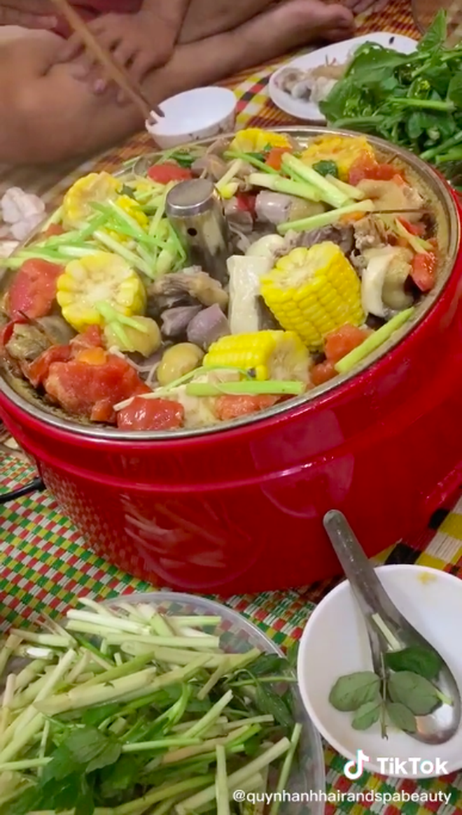 Bất ngờ trước nồi lẩu 'thần thánh' chuyên dành cho những 'dũng sĩ diệt mồi': Dân mạng người khen, kẻ chê vì nhiều lý do khác nhau - 6 Bất ngờ trước nồi lẩu 'thần thánh' chuyên dành cho những 'dũng sĩ diệt mồi': Dân mạng người khen, kẻ chê vì nhiều lý do khác nhau - 6