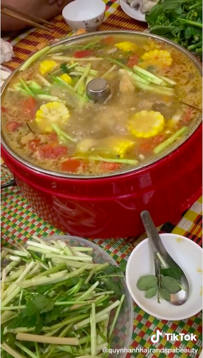 Bất ngờ trước nồi lẩu 'thần thánh' chuyên dành cho những 'dũng sĩ diệt mồi': Dân mạng người khen, kẻ chê vì nhiều lý do khác nhau - 5 Bất ngờ trước nồi lẩu 'thần thánh' chuyên dành cho những 'dũng sĩ diệt mồi': Dân mạng người khen, kẻ chê vì nhiều lý do khác nhau - 5