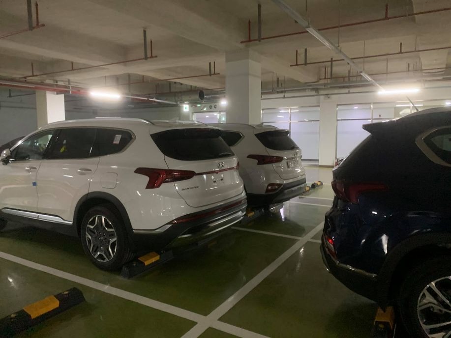 Hyundai Santa Fe 2021 bất ngờ xuất hiện tại Việt Nam: Đọ dáng với bản cũ, có thể sắp ra mắt? - 2 Hyundai Santa Fe 2021 bất ngờ xuất hiện tại Việt Nam: Đọ dáng với bản cũ, có thể sắp ra mắt? - 2