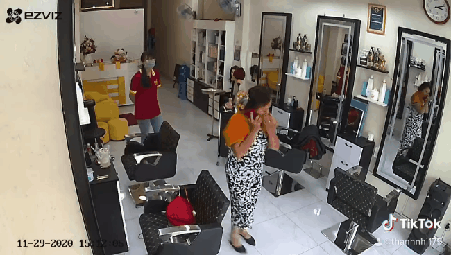 Làm tóc gần đến công đoạn cuối, người phụ nữ bỗng nhiên xin ra ngoài rồi 'mất hút' kèm đống đồ nghề khiến chủ tiệm phải trích xuất camera đi 'tìm người thân' - 1 Làm tóc gần đến công đoạn cuối, người phụ nữ bỗng nhiên xin ra ngoài rồi 'mất hút' kèm đống đồ nghề khiến chủ tiệm phải trích xuất camera đi 'tìm người thân' - 1