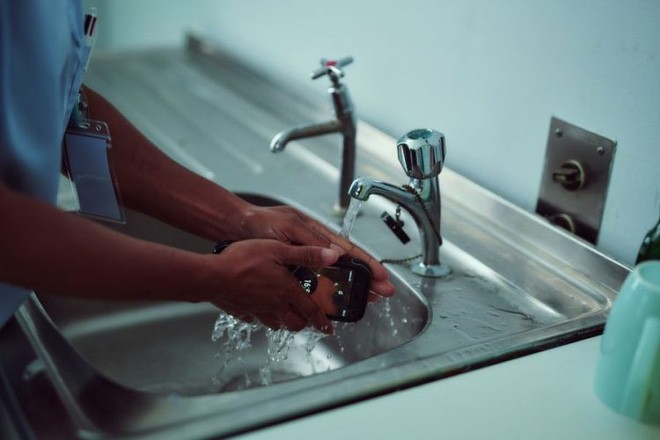 Kháng nước kháng bụi xưa rồi, điện thoại thông minh giờ đây có thể tự kháng khuẩn Kháng nước kháng bụi xưa rồi, điện thoại thông minh giờ đây có thể tự kháng khuẩn