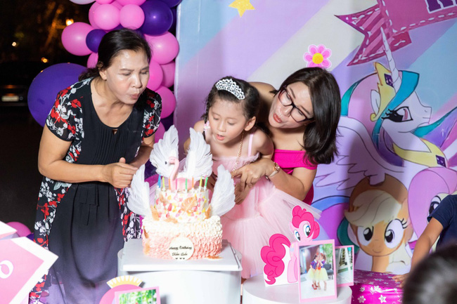 Trang Trần tổ chức sinh nhật 5 tuổi hoành tráng cho con gái, tiết lộ nguyên nhân thiếu vắng chồng và em ruột trong dịp đặc biệt - 5 Trang Trần tổ chức sinh nhật 5 tuổi hoành tráng cho con gái, tiết lộ nguyên nhân thiếu vắng chồng và em ruột trong dịp đặc biệt - 5