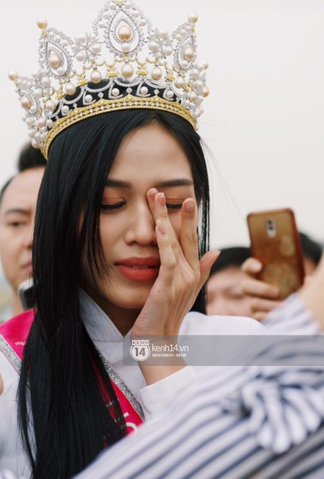 Phỏng vấn nóng mẹ Đỗ Thị Hà ngày con gái về làng: 'Dù con không là Hoa hậu Việt Nam thì con mãi là Hoa hậu bé nhỏ trong lòng mẹ' - 2 Phỏng vấn nóng mẹ Đỗ Thị Hà ngày con gái về làng: 'Dù con không là Hoa hậu Việt Nam thì con mãi là Hoa hậu bé nhỏ trong lòng mẹ' - 2