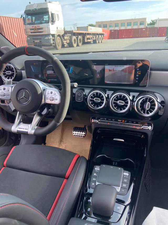 Mercedes-AMG A 45 S đầu tiên về Việt Nam, giá dự kiến hơn 2 tỷ đồng - 2 Mercedes-AMG A 45 S đầu tiên về Việt Nam, giá dự kiến hơn 2 tỷ đồng - 2