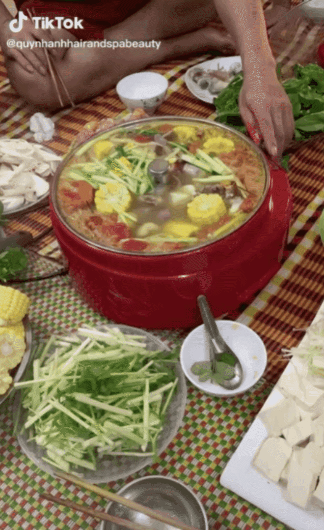 Bất ngờ trước nồi lẩu 'thần thánh' chuyên dành cho những 'dũng sĩ diệt mồi': Dân mạng người khen, kẻ chê vì nhiều lý do khác nhau Bất ngờ trước nồi lẩu 'thần thánh' chuyên dành cho những 'dũng sĩ diệt mồi': Dân mạng người khen, kẻ chê vì nhiều lý do khác nhau