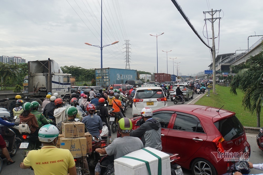 Cả phía Đông Sài Gòn kẹt cứng, đi 3 tiếng nhích được 1km - 9 Cả phía Đông Sài Gòn kẹt cứng, đi 3 tiếng nhích được 1km - 9