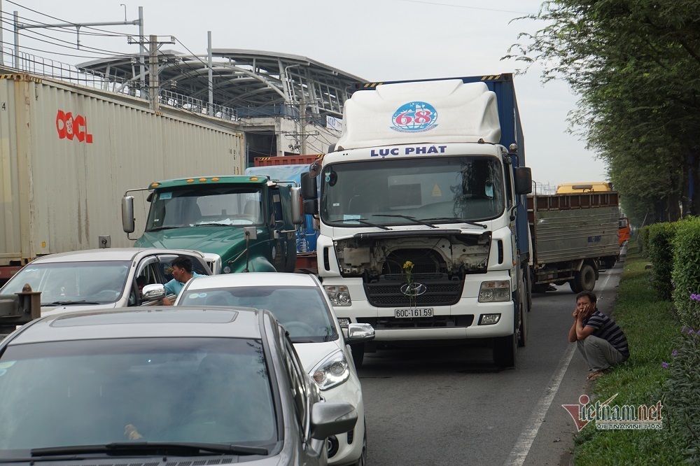 Cả phía Đông Sài Gòn kẹt cứng, đi 3 tiếng nhích được 1km - 11 Cả phía Đông Sài Gòn kẹt cứng, đi 3 tiếng nhích được 1km - 11