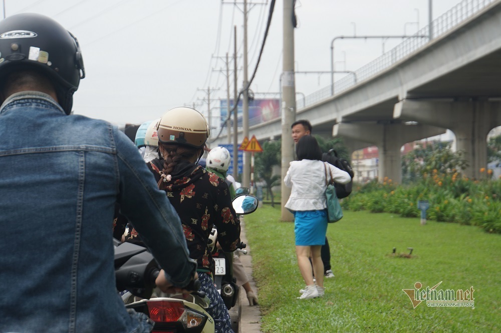 Cả phía Đông Sài Gòn kẹt cứng, đi 3 tiếng nhích được 1km - 12 Cả phía Đông Sài Gòn kẹt cứng, đi 3 tiếng nhích được 1km - 12