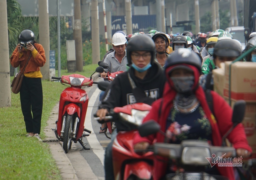 Cả phía Đông Sài Gòn kẹt cứng, đi 3 tiếng nhích được 1km - 13 Cả phía Đông Sài Gòn kẹt cứng, đi 3 tiếng nhích được 1km - 13