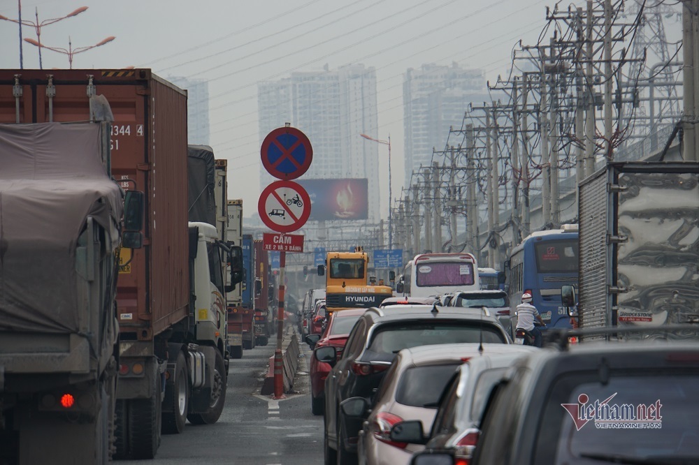 Cả phía Đông Sài Gòn kẹt cứng, đi 3 tiếng nhích được 1km - 14 Cả phía Đông Sài Gòn kẹt cứng, đi 3 tiếng nhích được 1km - 14