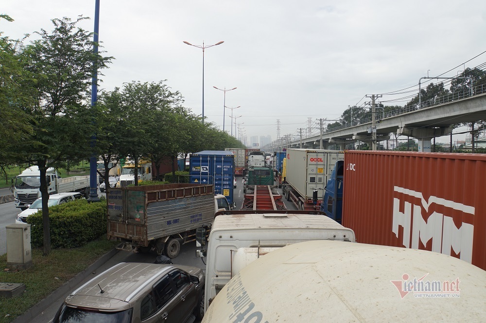 Cả phía Đông Sài Gòn kẹt cứng, đi 3 tiếng nhích được 1km - 2 Cả phía Đông Sài Gòn kẹt cứng, đi 3 tiếng nhích được 1km - 2