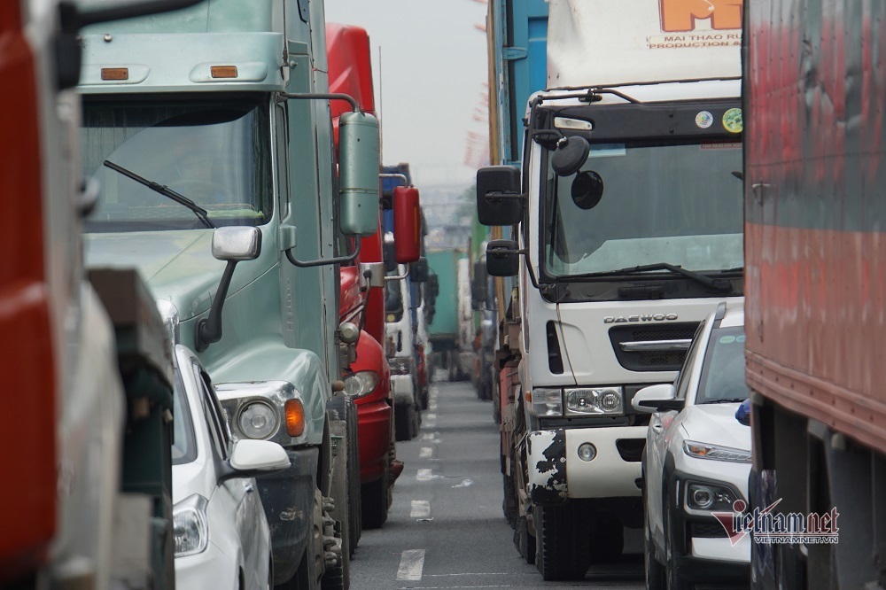 Cả phía Đông Sài Gòn kẹt cứng, đi 3 tiếng nhích được 1km - 3 Cả phía Đông Sài Gòn kẹt cứng, đi 3 tiếng nhích được 1km - 3
