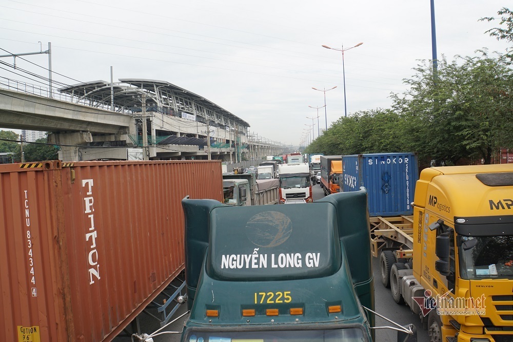 Cả phía Đông Sài Gòn kẹt cứng, đi 3 tiếng nhích được 1km - 4 Cả phía Đông Sài Gòn kẹt cứng, đi 3 tiếng nhích được 1km - 4