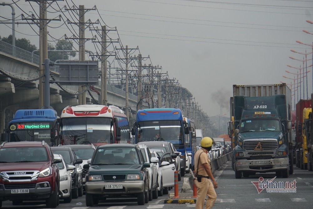 Cả phía Đông Sài Gòn kẹt cứng, đi 3 tiếng nhích được 1km - 5 Cả phía Đông Sài Gòn kẹt cứng, đi 3 tiếng nhích được 1km - 5