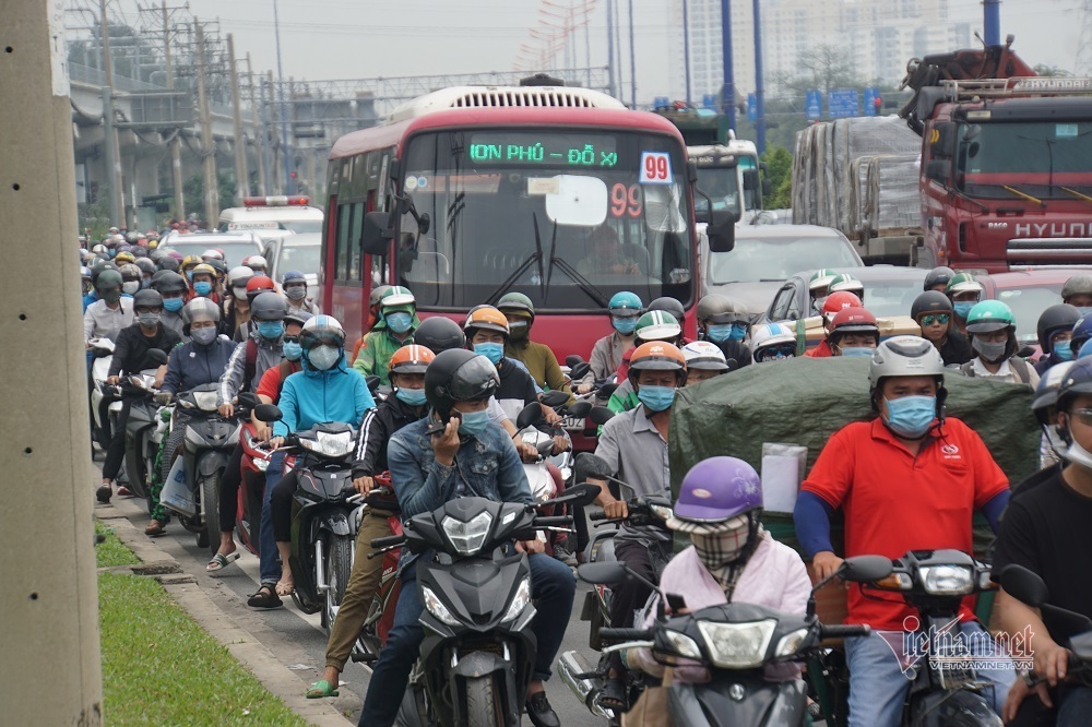 Cả phía Đông Sài Gòn kẹt cứng, đi 3 tiếng nhích được 1km - 6 Cả phía Đông Sài Gòn kẹt cứng, đi 3 tiếng nhích được 1km - 6